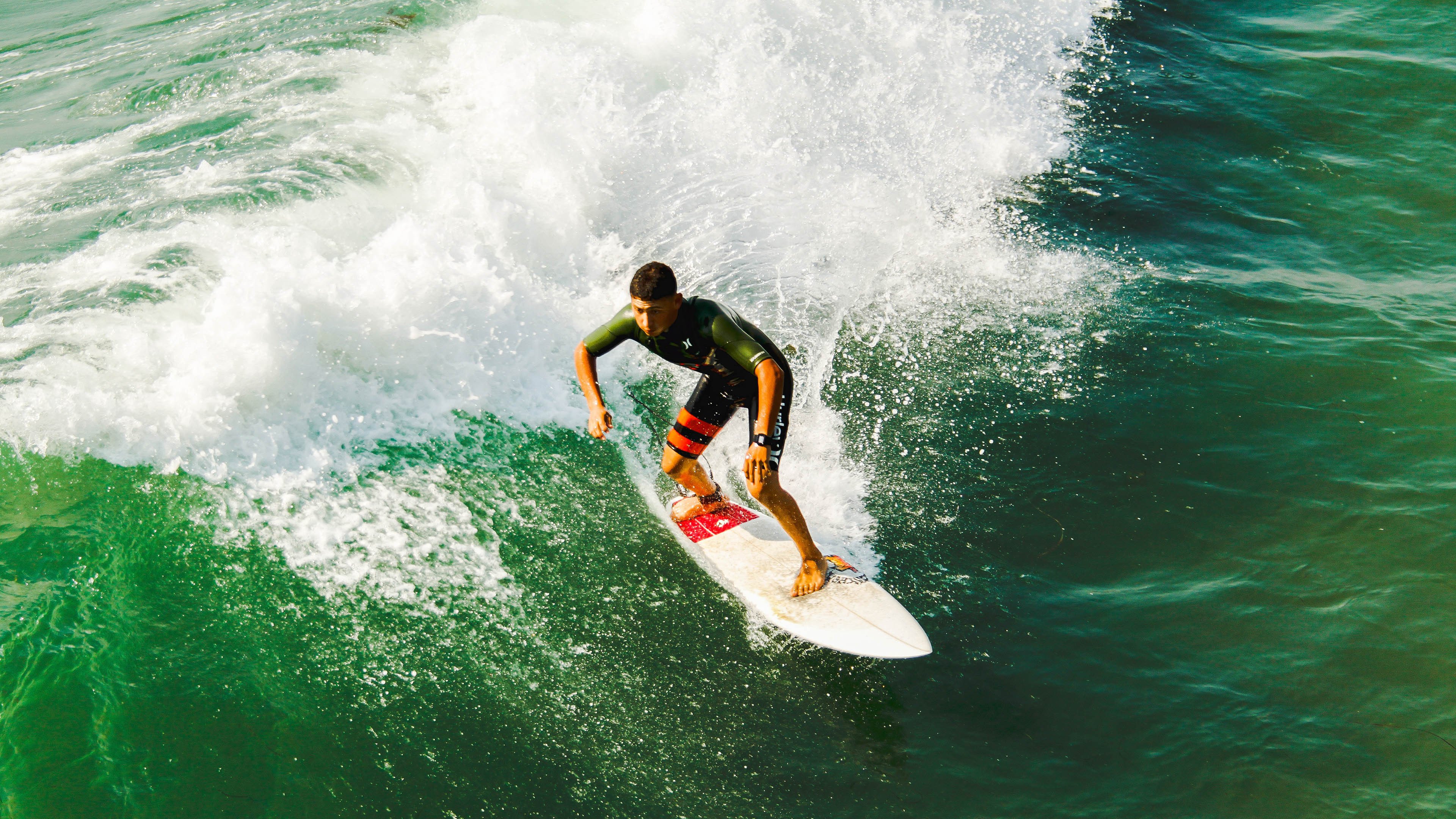 “宽板滑水：东三叉湖赛场展现速度与技术的完美结合”